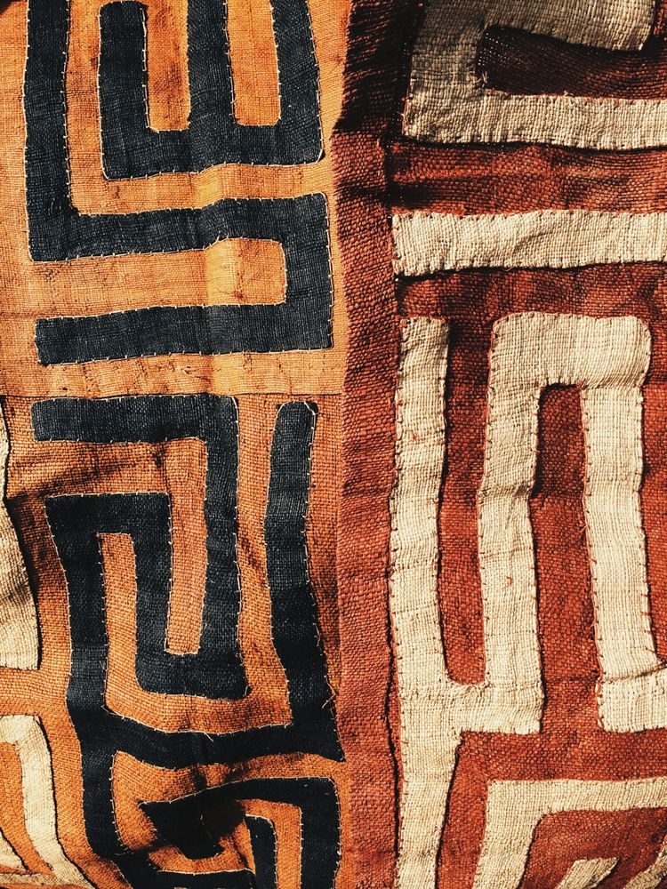 Tissu kuba aux motifs géométriques terracotta