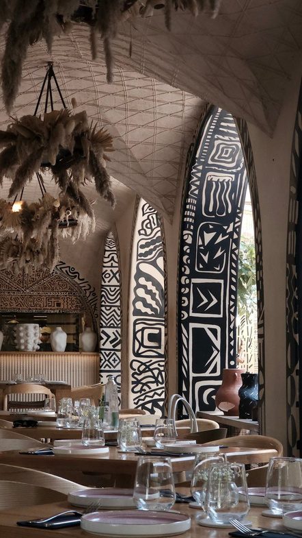 Salle de restaurant aux motifs africains