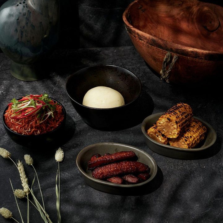 Plats traditionnels servis sur une table sombre